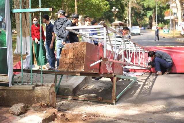 Cổng bảo tàng nặng hàng tấn đổ sập ngay trước mặt đoàn du khách - 2