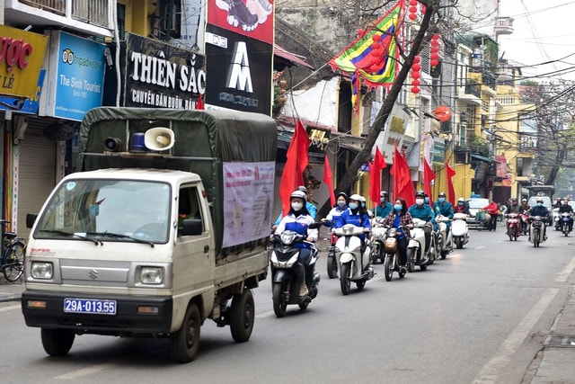 Hà Nội: Người dân xếp hàng dài nhận nước rửa tay miễn phí - 11