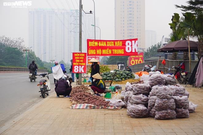 Khoai lang ngổn ngang trên vỉa hè Hà Nội, chờ khách 'giải cứu' - 10