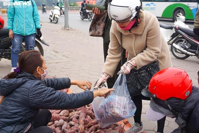 Khoai lang ngổn ngang trên vỉa hè Hà Nội, chờ khách 'giải cứu' - 4