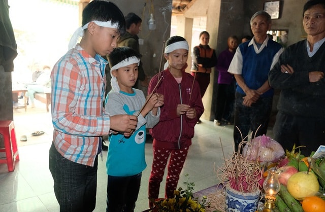 Buốt lòng 3 trẻ mồ côi, bé 12 tuổi: Con cố học hết lớp 9 rồi đi làm thuê... - 1 Buốt lòng 3 trẻ mồ côi, bé 12 tuổi: Con cố học hết lớp 9 rồi đi làm thuê... - 1