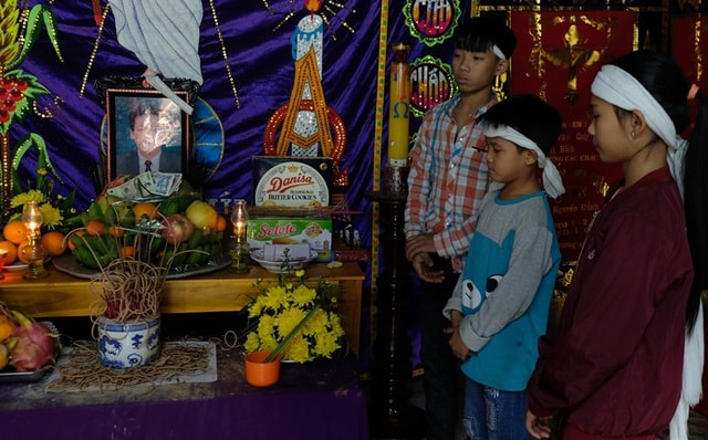 Buốt lòng 3 trẻ mồ côi, bé 12 tuổi: Con cố học hết lớp 9 rồi đi làm thuê... - 2 Buốt lòng 3 trẻ mồ côi, bé 12 tuổi: Con cố học hết lớp 9 rồi đi làm thuê... - 2