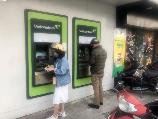 Hà Nội: ATM thờ ơ phòng dịch, khách lo nhiễm Covid-19 - 1