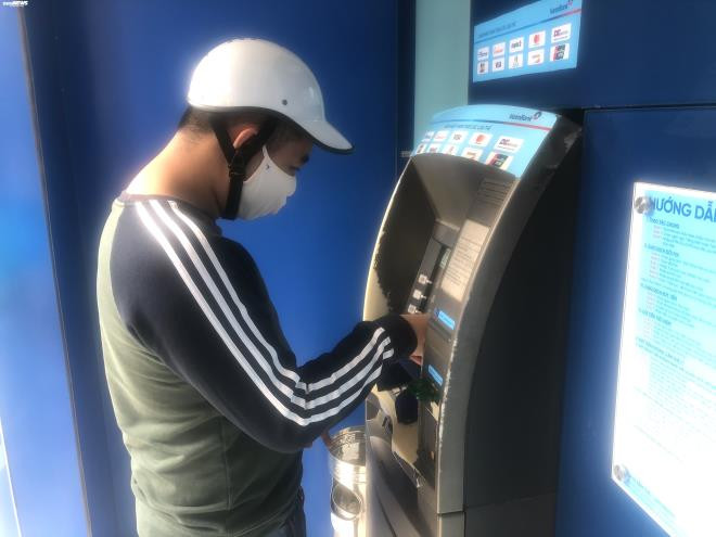 Hà Nội: ATM thờ ơ phòng dịch, khách lo nhiễm Covid-19 - 8