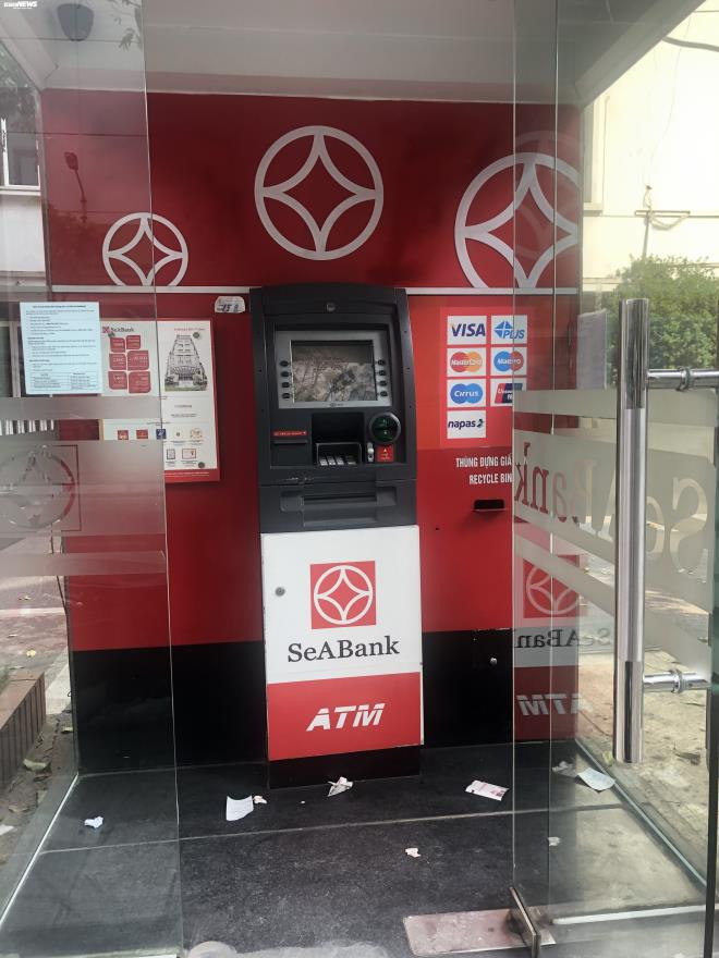 Hà Nội: ATM thờ ơ phòng dịch, khách lo nhiễm Covid-19 - 10