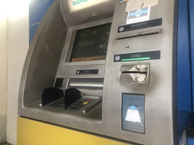 Hà Nội: ATM thờ ơ phòng dịch, khách lo nhiễm Covid-19 - 4