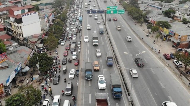 Đoàn xe băng băng đi ngược đường Hà Nội phản ứng bất ngờ khi gặp CSGT - 1