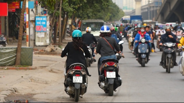 Đoàn xe băng băng đi ngược đường Hà Nội phản ứng bất ngờ khi gặp CSGT - 2