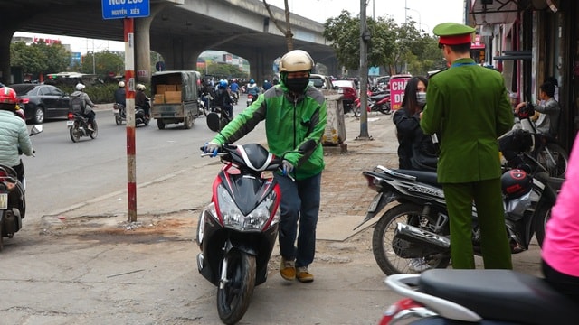 Đoàn xe băng băng đi ngược đường Hà Nội phản ứng bất ngờ khi gặp CSGT - 5