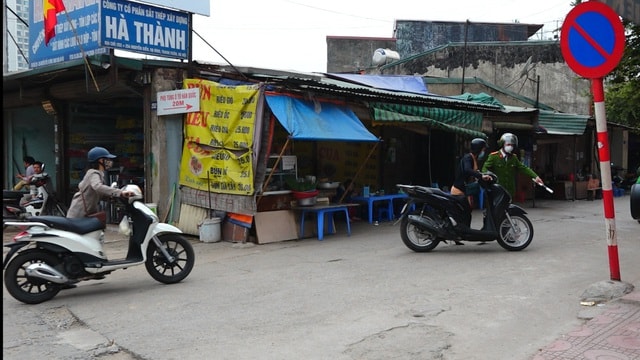 Đoàn xe băng băng đi ngược đường Hà Nội phản ứng bất ngờ khi gặp CSGT - 7