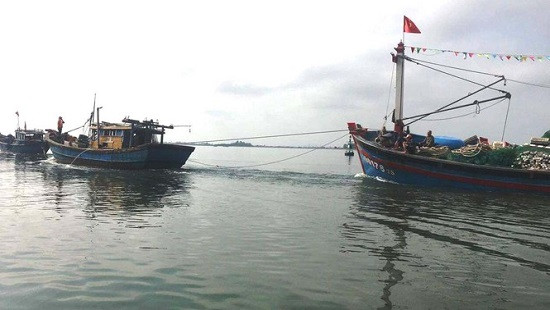 Kịp thời cứu 11 thuyền viên trên tàu cá bị sóng đánh hư hỏng
