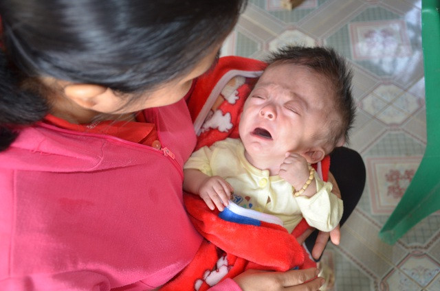 Tiếng khóc xé lòng của bé 7 tháng tuổi khắc khoải chờ bàn tay nhân ái - 4
