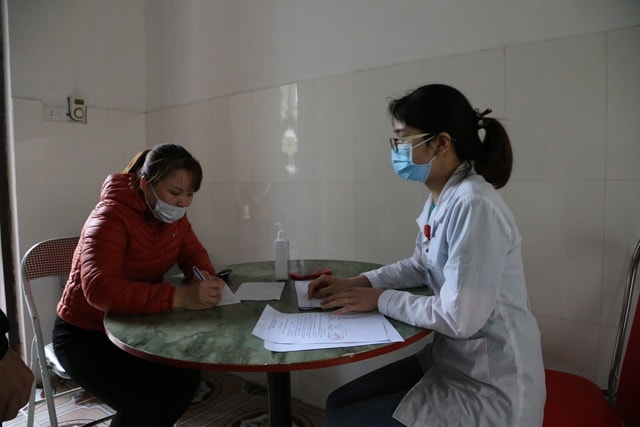 Người dân Sơn Lôi đội mưa xin “giấy thông hành sức khỏe” - 2