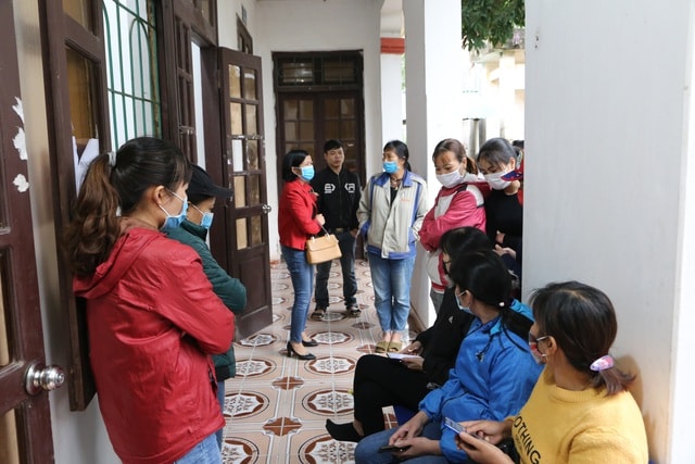 Người dân Sơn Lôi đội mưa xin “giấy thông hành sức khỏe” - 3