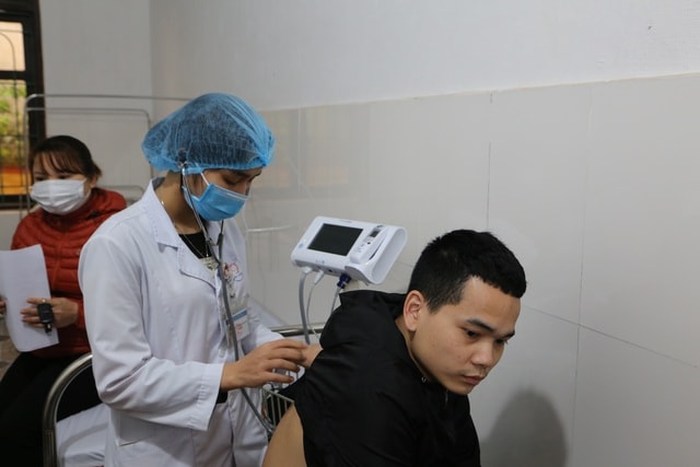 Người dân Sơn Lôi đội mưa xin “giấy thông hành sức khỏe” - 5