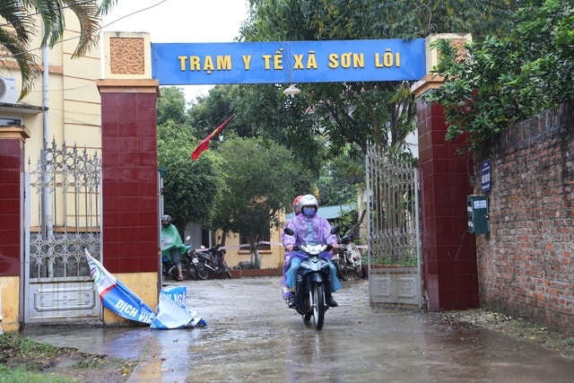 Người dân Sơn Lôi đội mưa xin “giấy thông hành sức khỏe” - 6