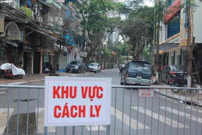 Ảnh: Quân đội phun khử trùng phố Trúc Bạch trong ngày đầu cách ly Covid-19 - 1