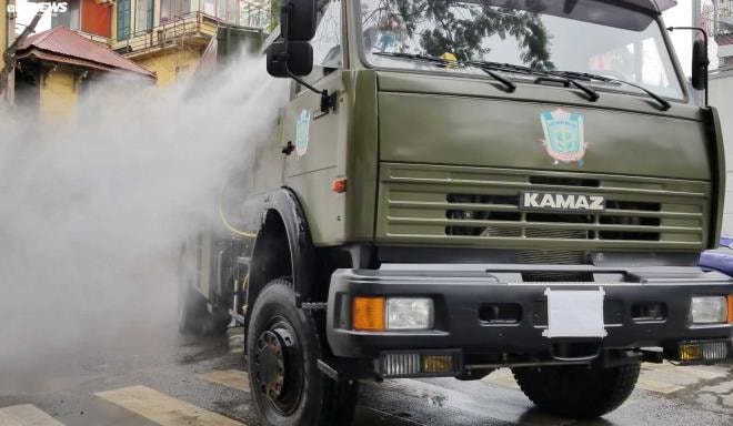 Ảnh: Quân đội phun khử trùng phố Trúc Bạch trong ngày đầu cách ly Covid-19 - 4