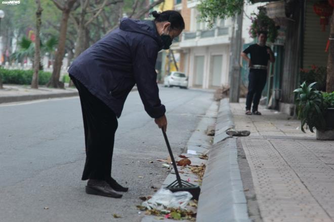 Ảnh: Quân đội phun khử trùng phố Trúc Bạch trong ngày đầu cách ly Covid-19 - 8