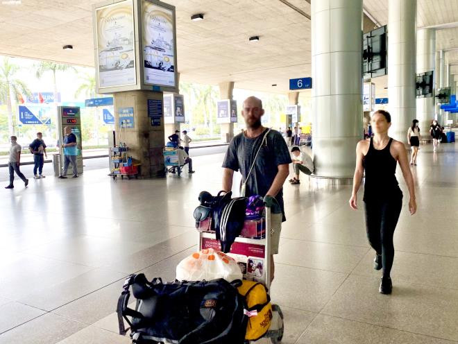 Nhiều khách Tây đến sân bay Tân Sơn Nhất không đeo khẩu trang - 7