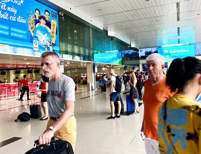 Nhiều khách Tây đến sân bay Tân Sơn Nhất không đeo khẩu trang - 5