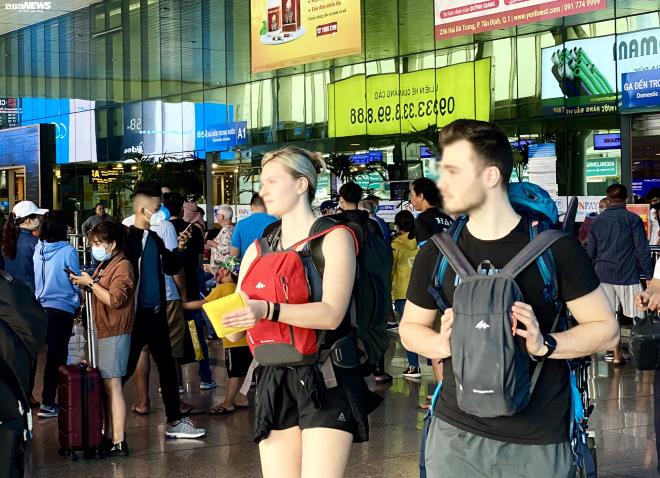 Nhiều khách Tây đến sân bay Tân Sơn Nhất không đeo khẩu trang - 2
