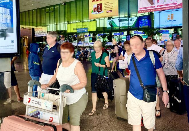 Nhiều khách Tây đến sân bay Tân Sơn Nhất không đeo khẩu trang - 1