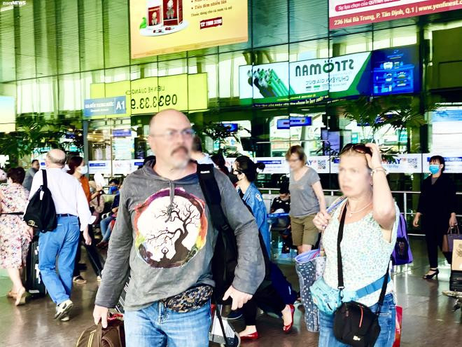 Nhiều khách Tây đến sân bay Tân Sơn Nhất không đeo khẩu trang - 4