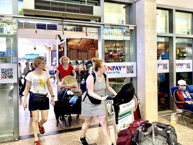 Nhiều khách Tây đến sân bay Tân Sơn Nhất không đeo khẩu trang - 9