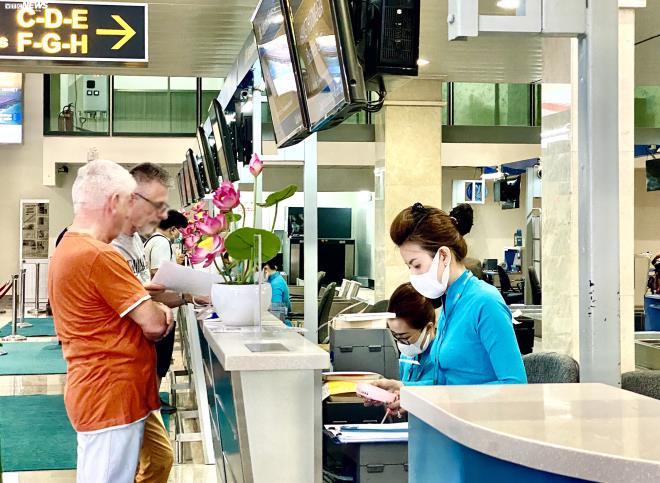 Nhiều khách Tây đến sân bay Tân Sơn Nhất không đeo khẩu trang - 6