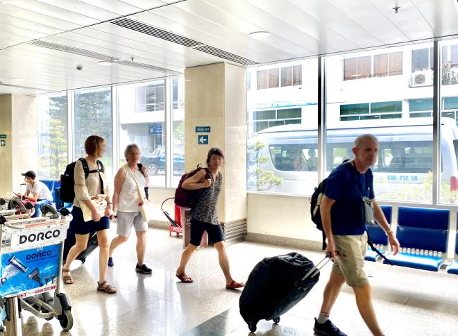 Nhiều khách Tây đến sân bay Tân Sơn Nhất không đeo khẩu trang - 8