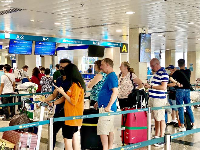 Nhiều khách Tây đến sân bay Tân Sơn Nhất không đeo khẩu trang - 10