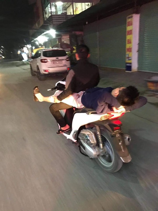 Thanh niên nằm duỗi chân, gác vào đùi người lái xe máy, tiết lộ của nhân chứng càng khiến dân mạng bức xúc - Ảnh 1.
