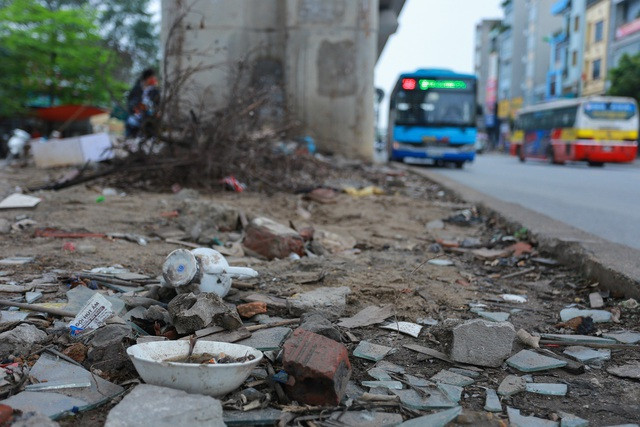 Hành lang đường sắt Cát Linh - Hà Đông thành nơi đổ rác - 1