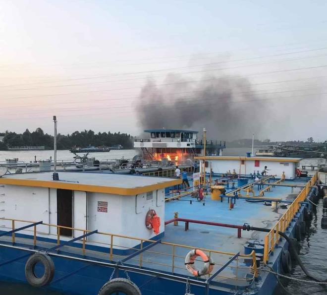 Sà lan 1.000 tấn chở xăng dầu bốc cháy ngùn ngụt trên sông Đồng Nai - 1