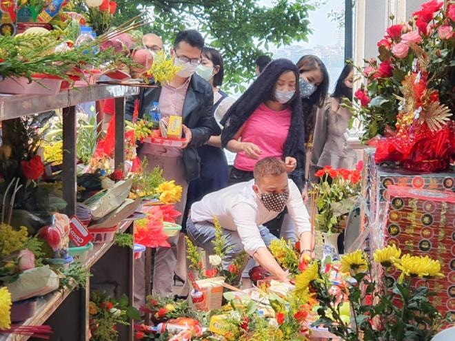 Ảnh: Bất chấp dịch bệnh, dân không đeo khẩu trang chen chúc lễ Phủ Tây Hồ - 8