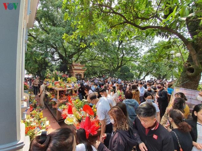 Ảnh: Bất chấp dịch bệnh, dân không đeo khẩu trang chen chúc lễ Phủ Tây Hồ - 1