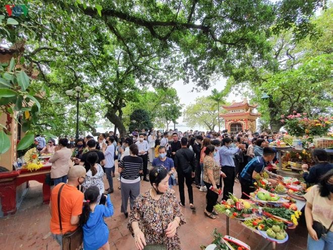 Ảnh: Bất chấp dịch bệnh, dân không đeo khẩu trang chen chúc lễ Phủ Tây Hồ - 9