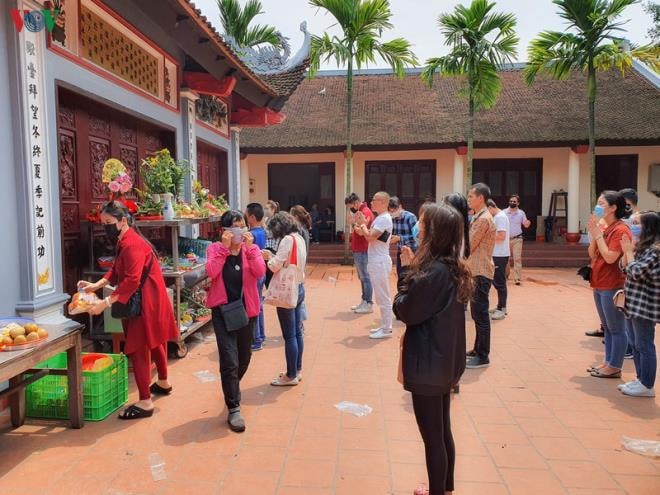 Ảnh: Bất chấp dịch bệnh, dân không đeo khẩu trang chen chúc lễ Phủ Tây Hồ - 11