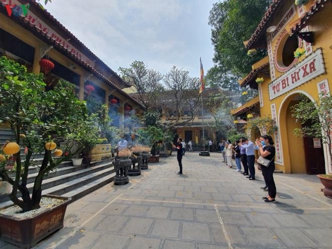 Ảnh: Bất chấp dịch bệnh, dân không đeo khẩu trang chen chúc lễ Phủ Tây Hồ - 12