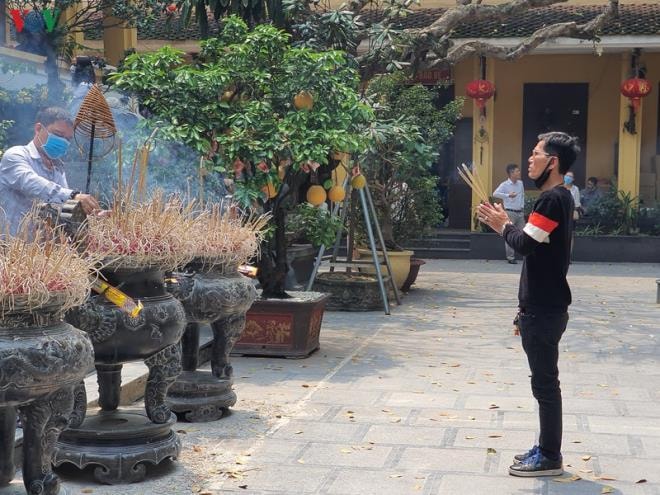 Ảnh: Bất chấp dịch bệnh, dân không đeo khẩu trang chen chúc lễ Phủ Tây Hồ - 13