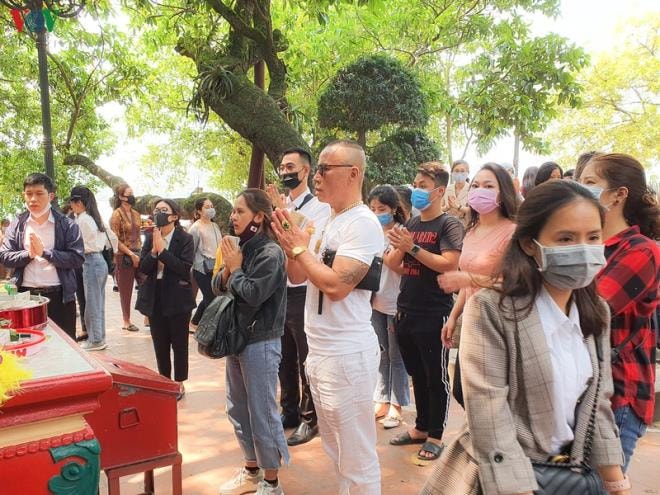 Ảnh: Bất chấp dịch bệnh, dân không đeo khẩu trang chen chúc lễ Phủ Tây Hồ - 7