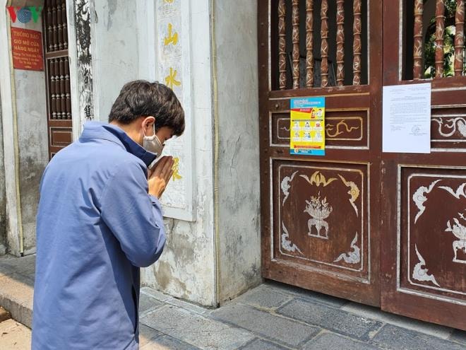 Ảnh: Bất chấp dịch bệnh, dân không đeo khẩu trang chen chúc lễ Phủ Tây Hồ - 14