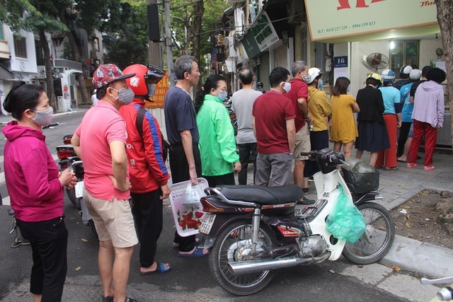 Người Hà Nội dậy từ 5 giờ sáng, xếp hàng mua bánh trôi bánh chay - 1