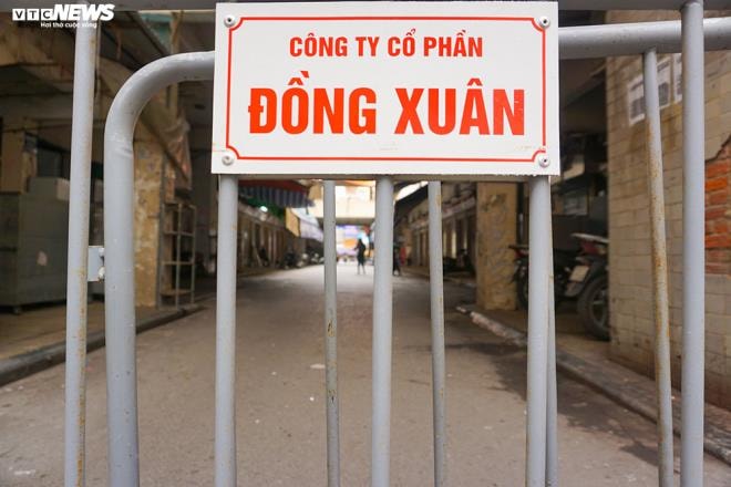 Cận cảnh chợ nổi tiếng nhất Hà Nội ngày đầu ngừng hoạt động - 6