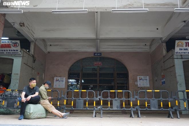Cận cảnh chợ nổi tiếng nhất Hà Nội ngày đầu ngừng hoạt động - 3