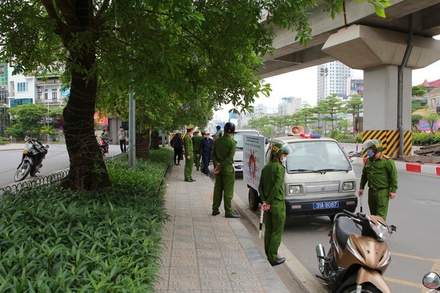 Ngày đầu cách ly toàn xã hội: Xử phạt, nhắc nhở người không đeo khẩu trang - 2