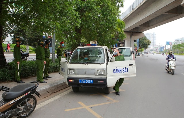 Ngày đầu cách ly toàn xã hội: Xử phạt, nhắc nhở người không đeo khẩu trang - 8