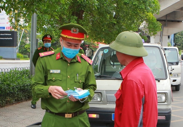 Ngày đầu cách ly toàn xã hội: Xử phạt, nhắc nhở người không đeo khẩu trang - 5