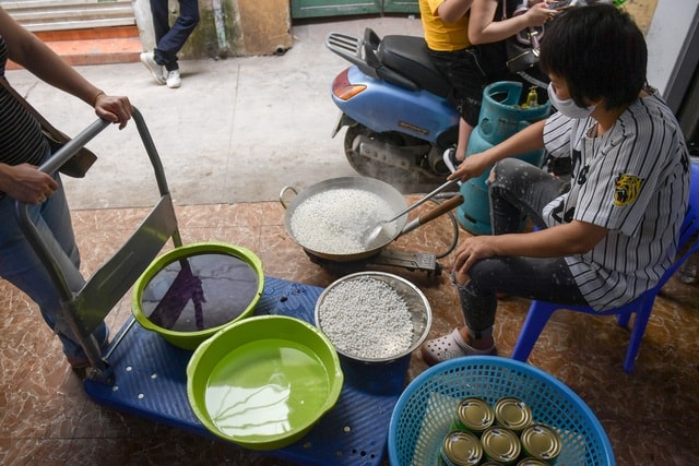Gặp người nấu hàng trăm suất ăn miễn phí gửi y, bác sĩ chống dịch Covid-19 - 6
